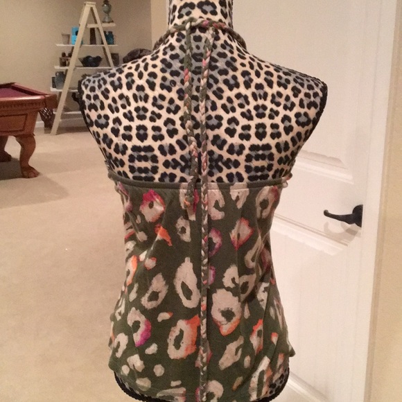 Patterned top. - Picture 2 of 3